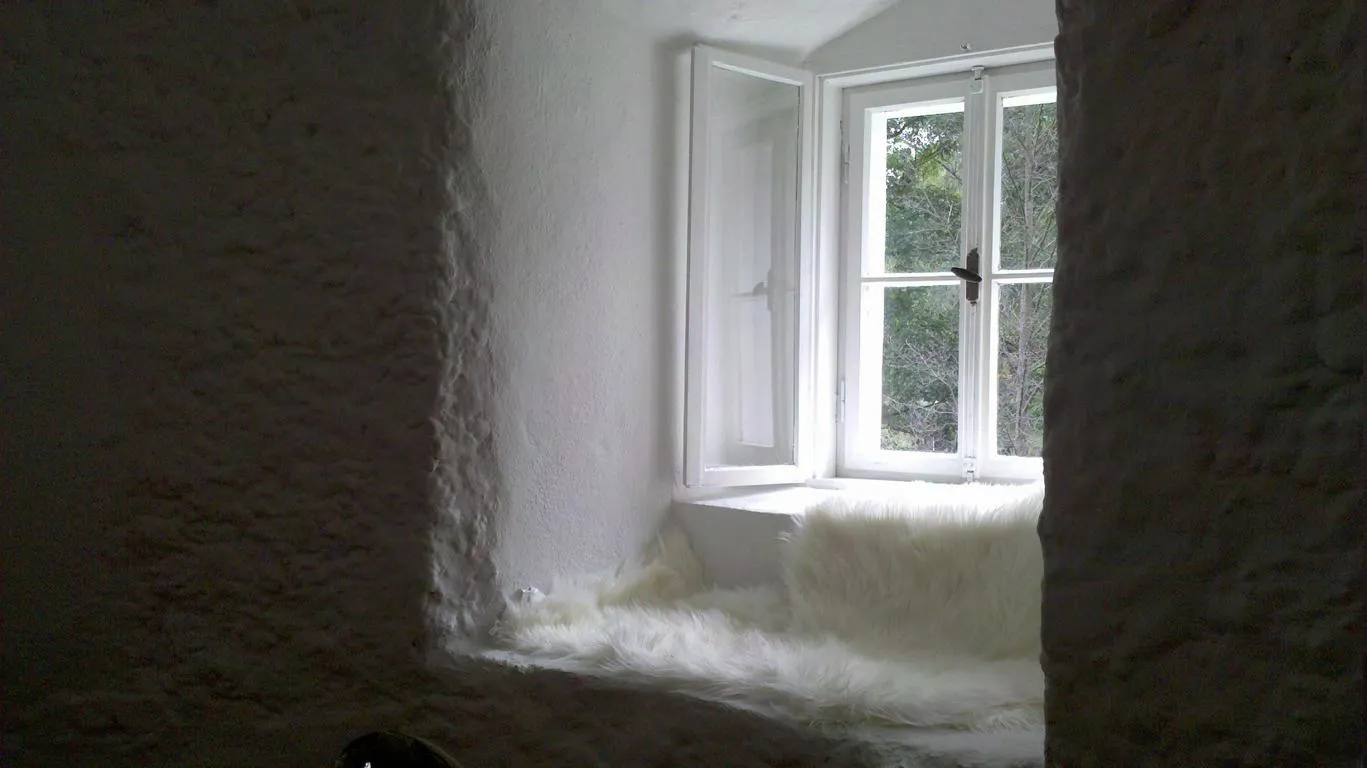 Die Fensternische der Lounge von der Seite: die Mauer reicht weit in den Raum.