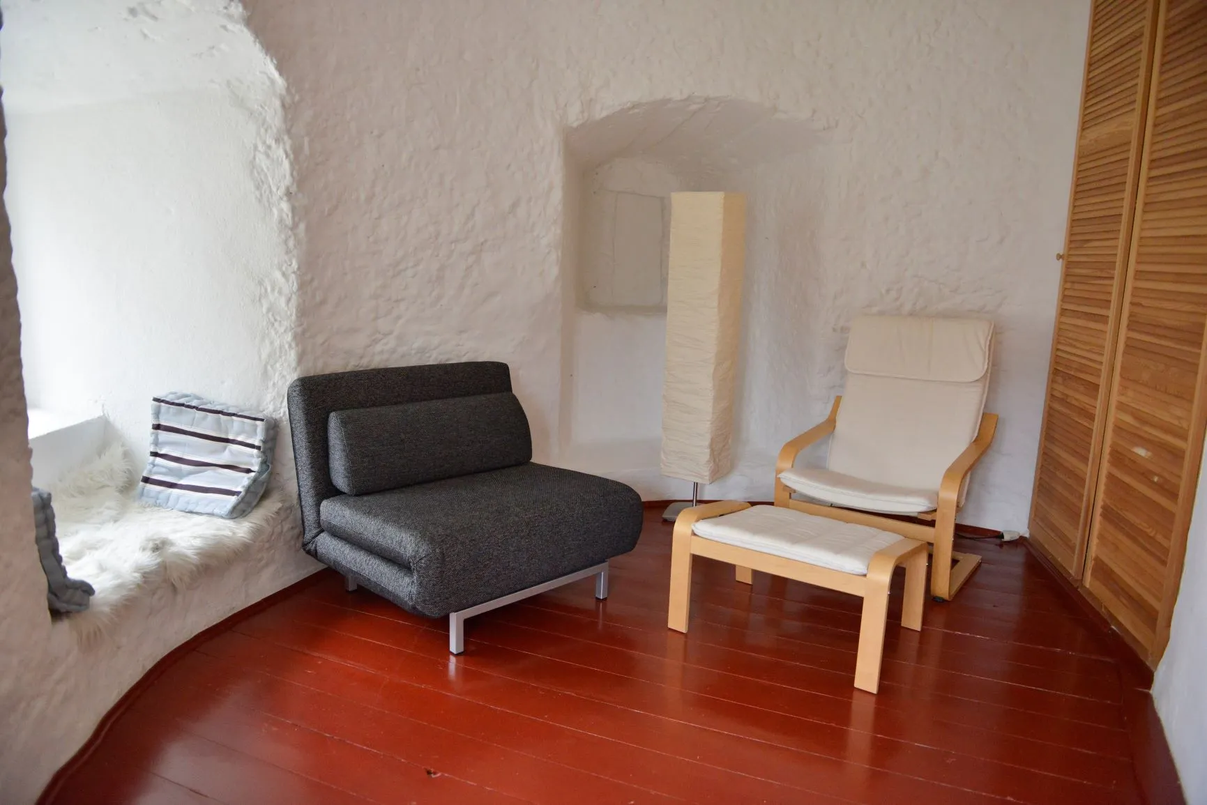 Die Lounge im Mittelgeschoss mit Fenstersitz, Sessel und Schlafsessel.