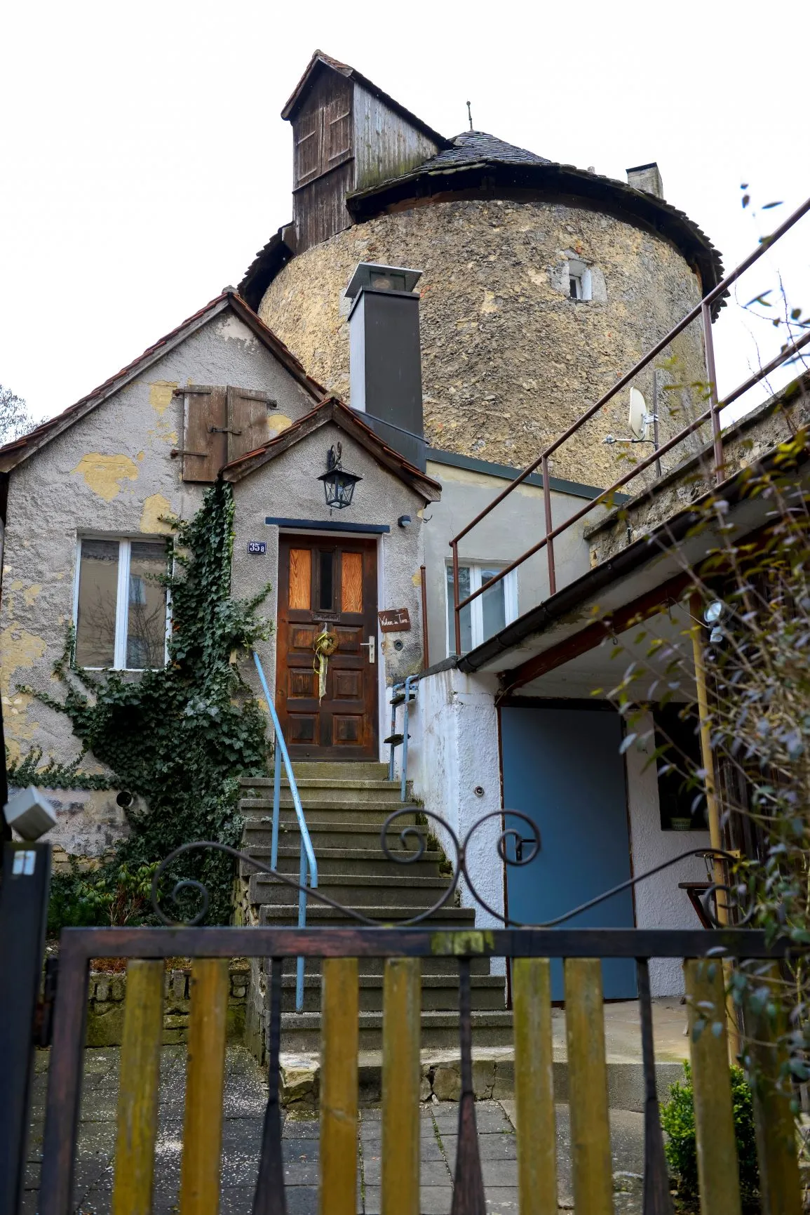 Der Turm von unten, über Treppe und Gartentürchen gesehen.